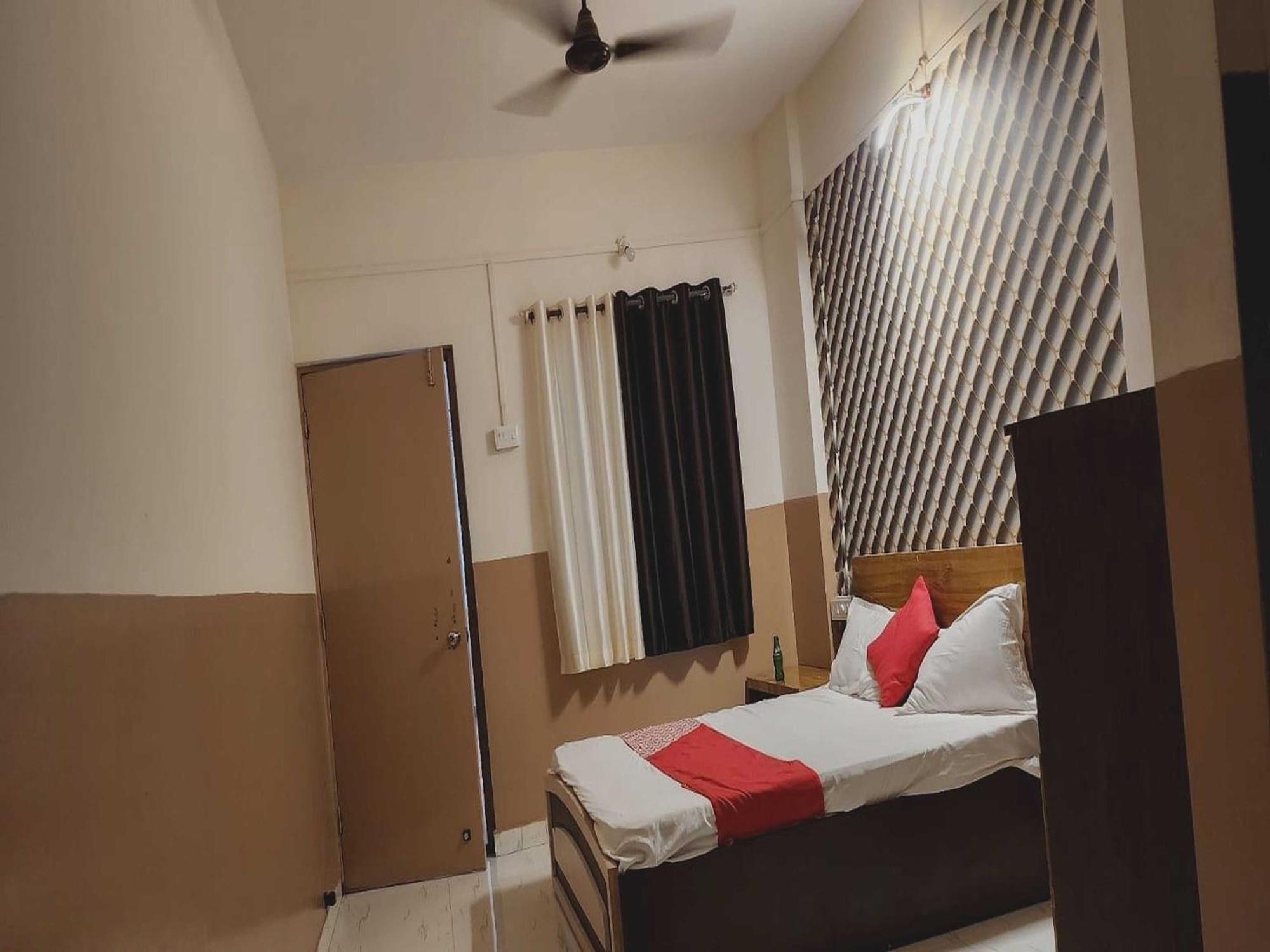 Hotel Royal Lodging Phursungi ภายนอก รูปภาพ