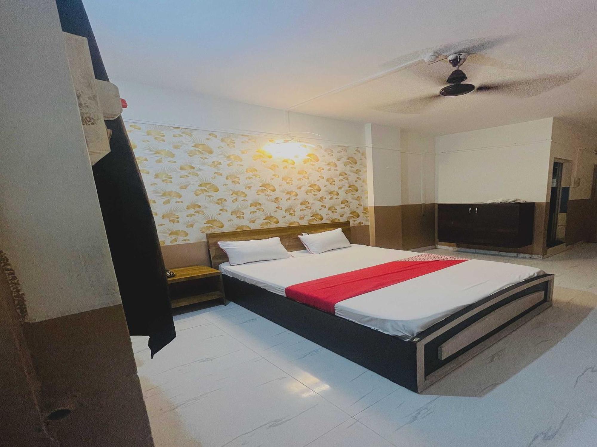 Hotel Royal Lodging Phursungi ภายนอก รูปภาพ