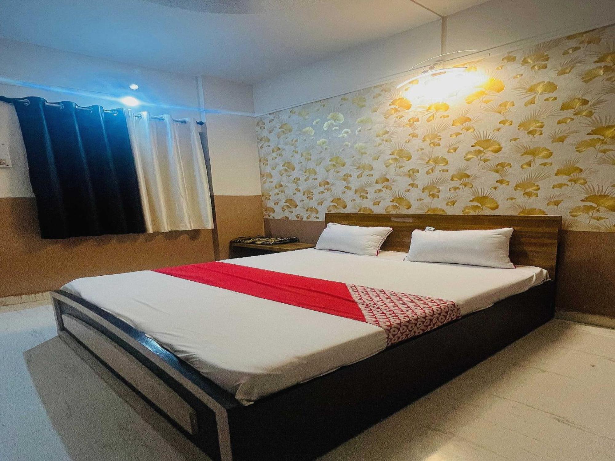 Hotel Royal Lodging Phursungi ภายนอก รูปภาพ