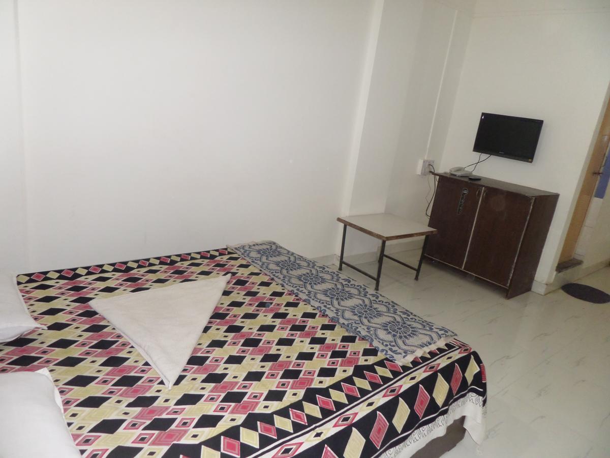 Hotel Royal Lodging Phursungi ภายนอก รูปภาพ