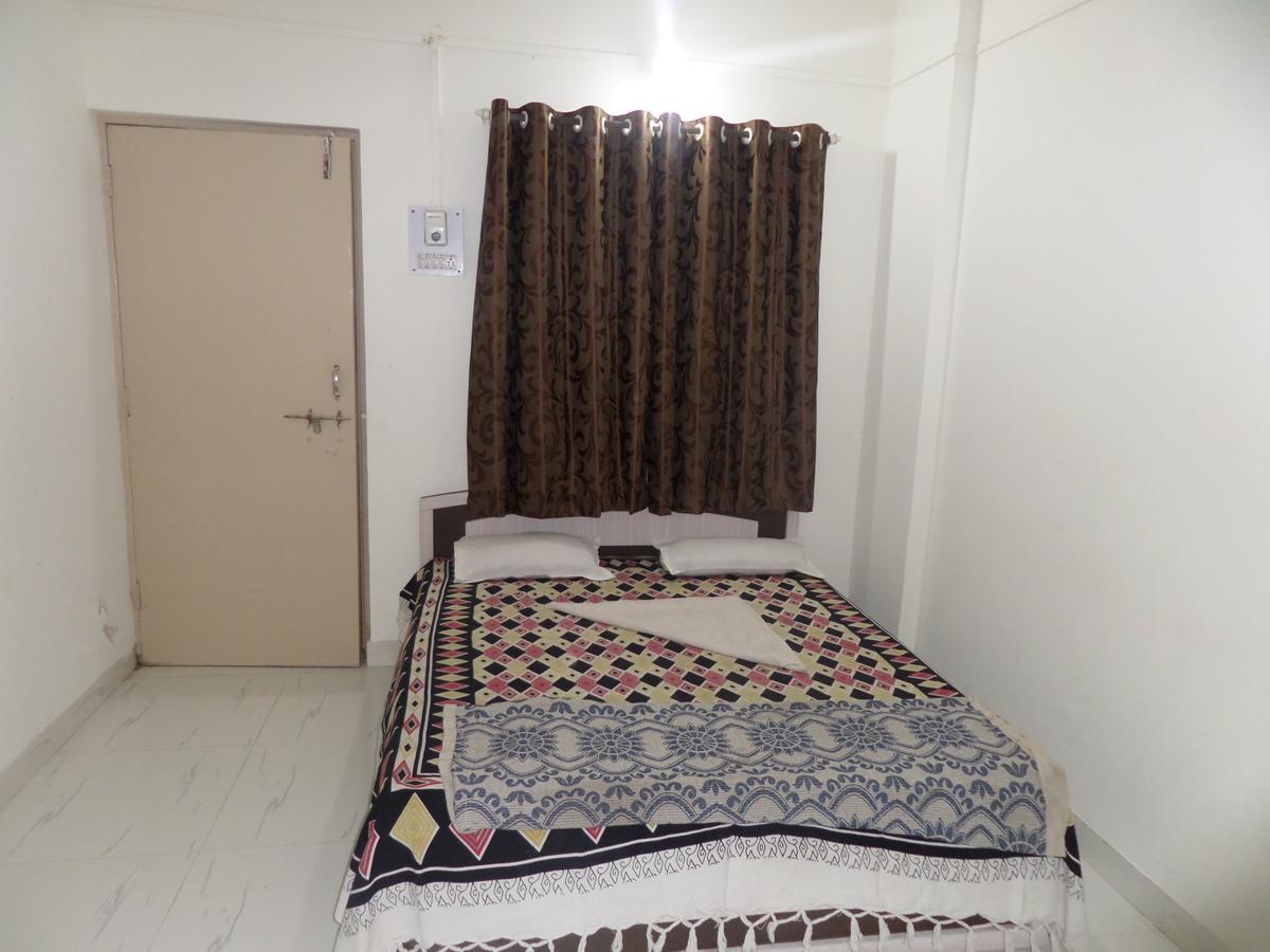 Hotel Royal Lodging Phursungi ภายนอก รูปภาพ