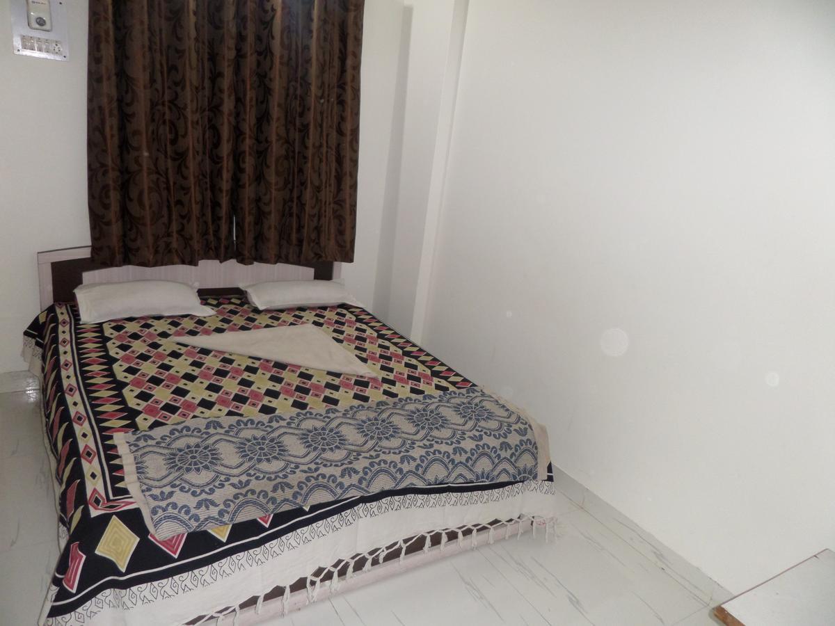 Hotel Royal Lodging Phursungi ภายนอก รูปภาพ